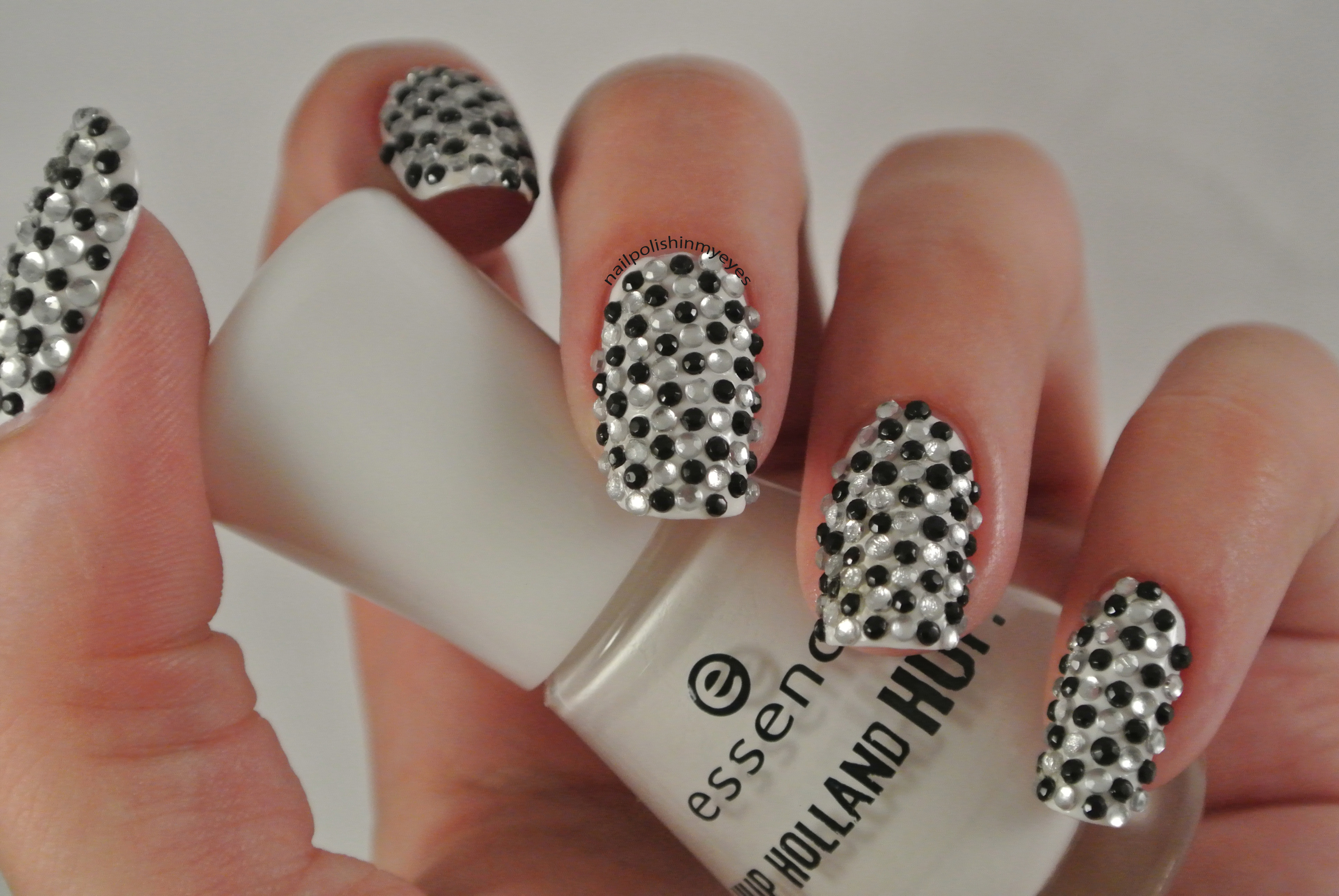 31DC2014 Day 7: Black & White | Nail Polish in my Eyes